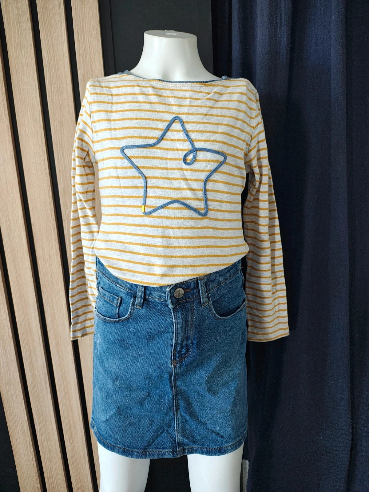 8 ans en ensemble teeshirt Okaïdi et jupe en jean kiabi